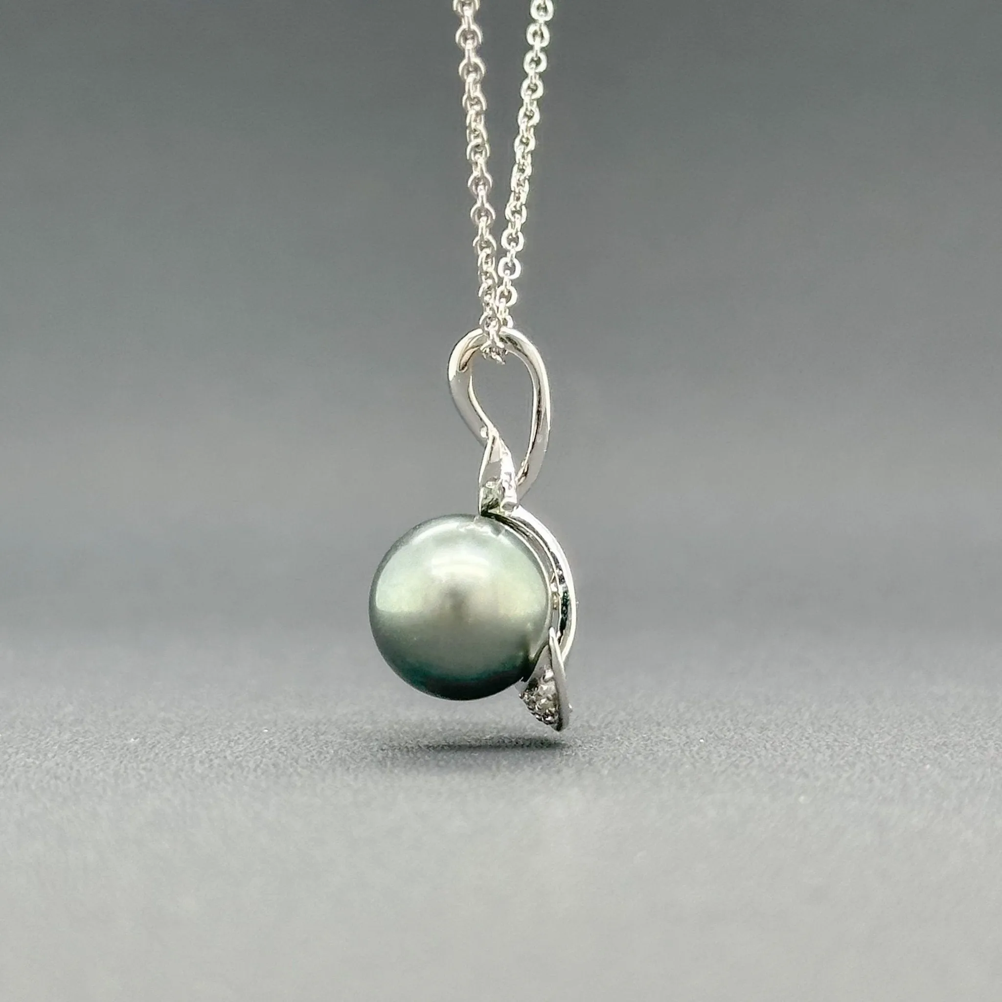 Estate 14K W Gold Tahitian Pearl & 0.08ctw H-I/SI2-I1 Diamond Pendant