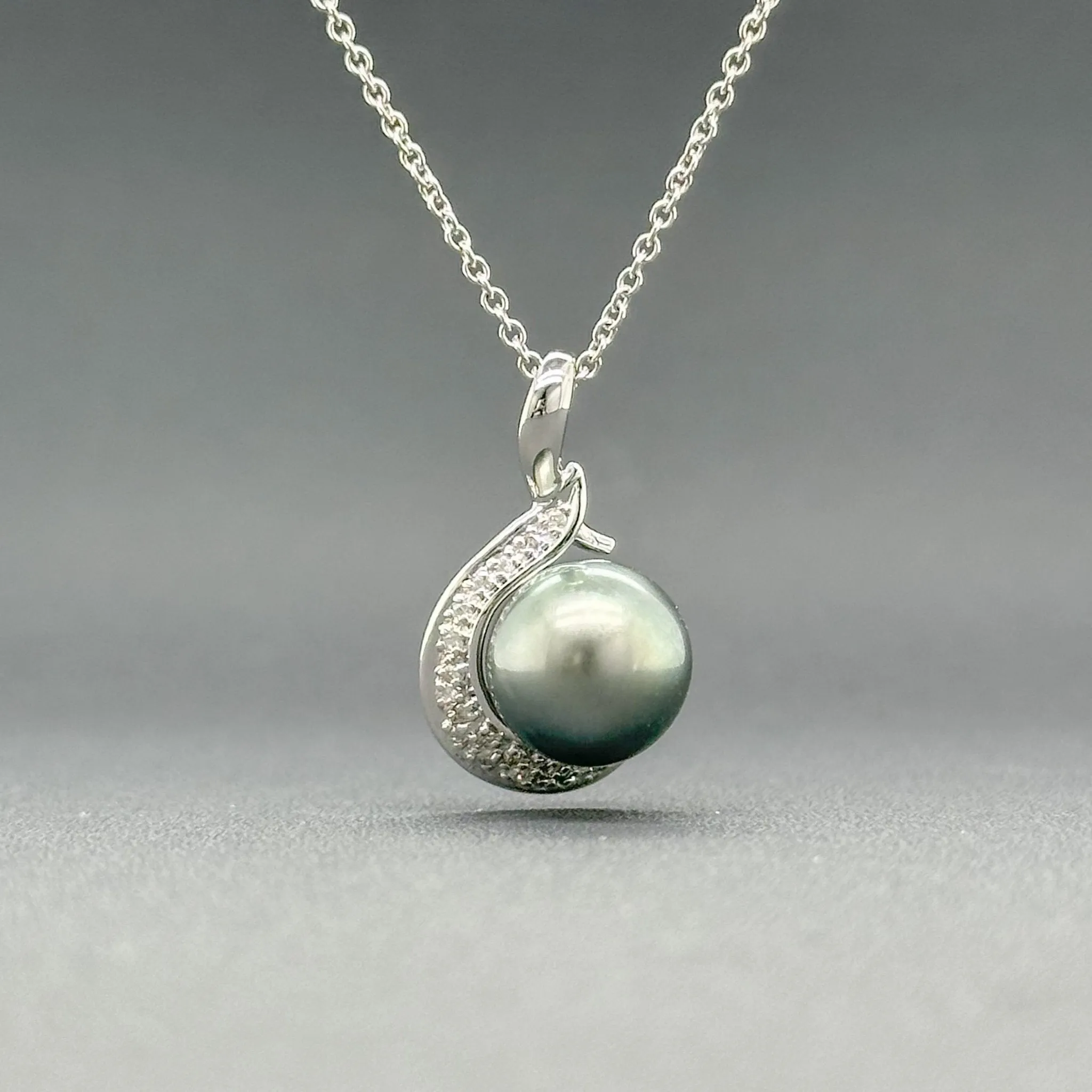 Estate 14K W Gold Tahitian Pearl & 0.08ctw H-I/SI2-I1 Diamond Pendant