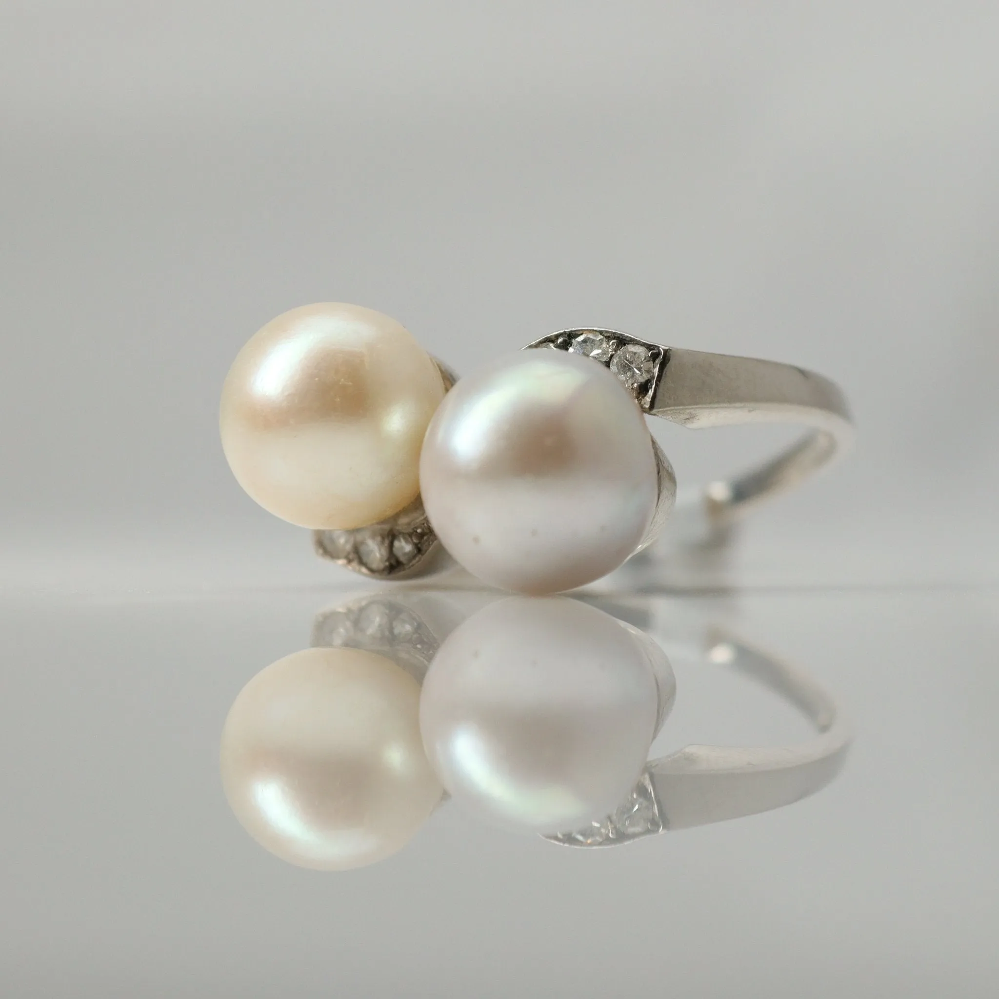 Vintage Cultured Pearl Cross Over Ring.